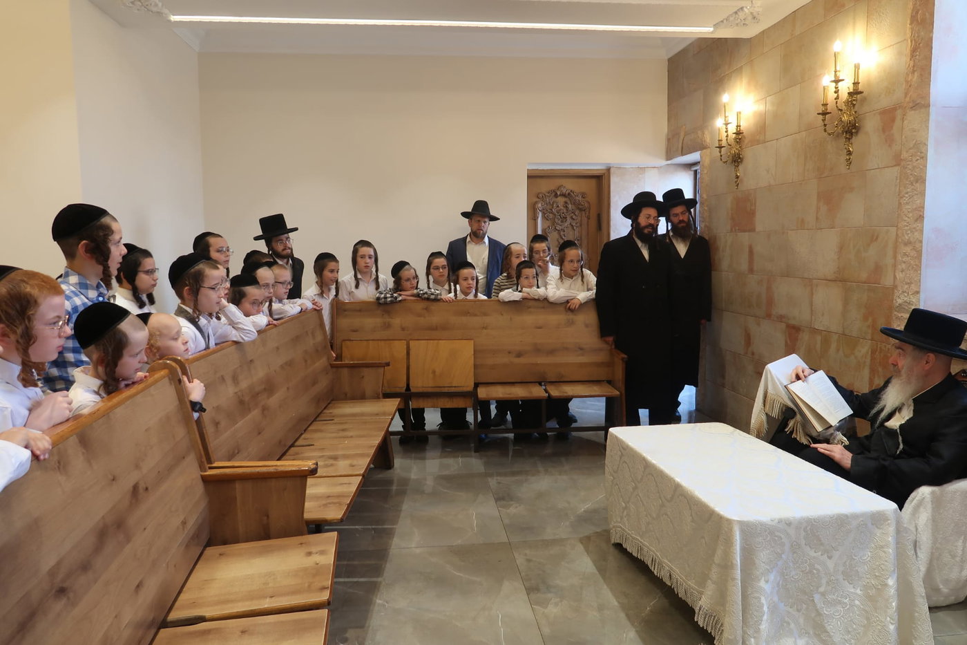 ניחום אבלים אצל האדמו"ר מהארנסטייפל