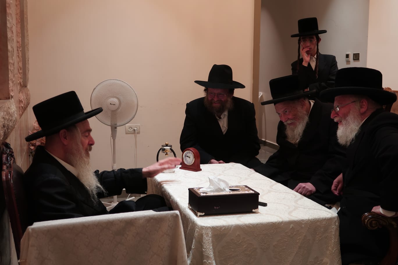 ניחום אבלים אצל האדמו"ר מהארנסטייפל