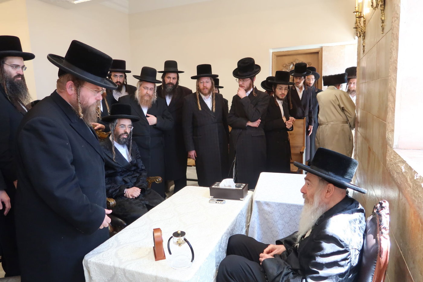 ניחום אבלים אצל האדמו"ר מהארנסטייפל