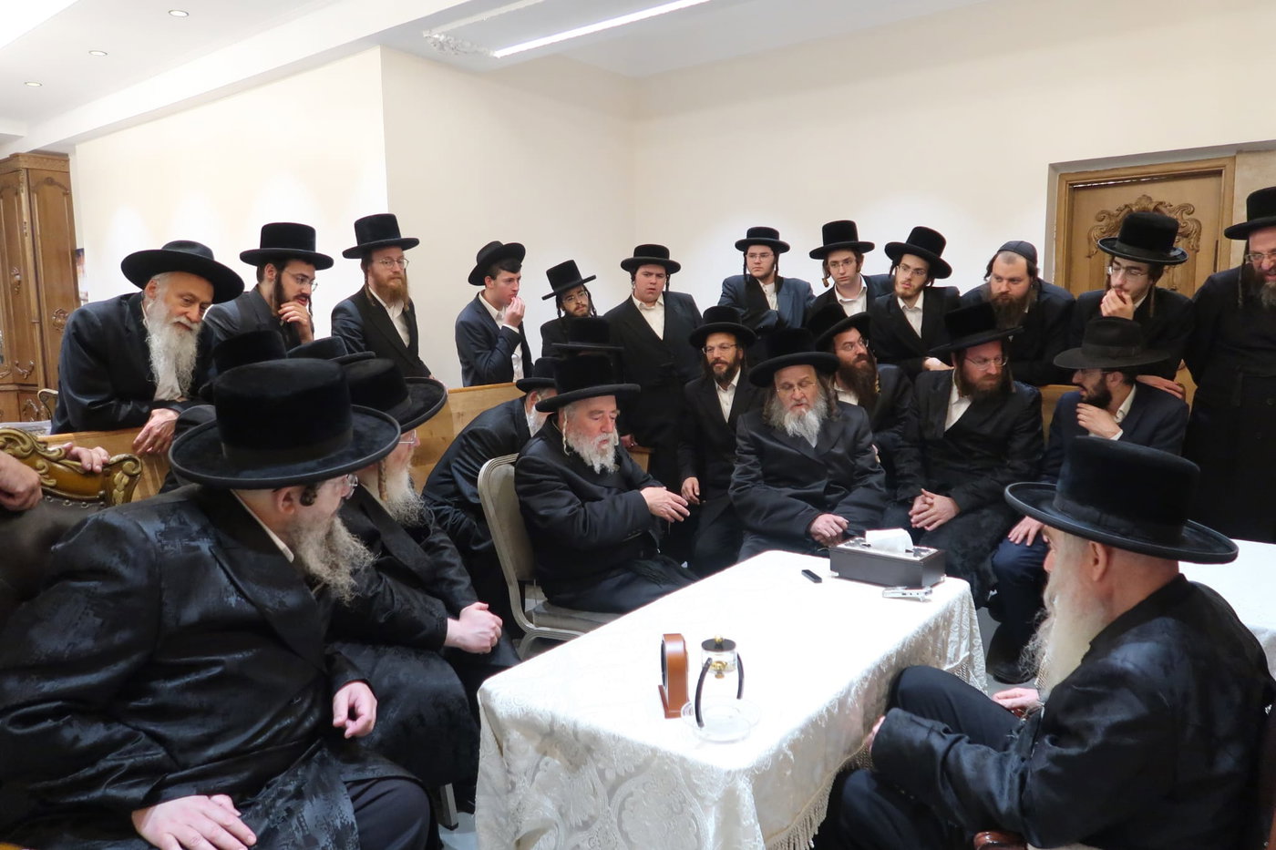ניחום אבלים אצל האדמו"ר מהארנסטייפל