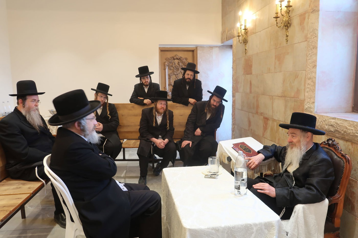 ניחום אבלים אצל האדמו"ר מהארנסטייפל
