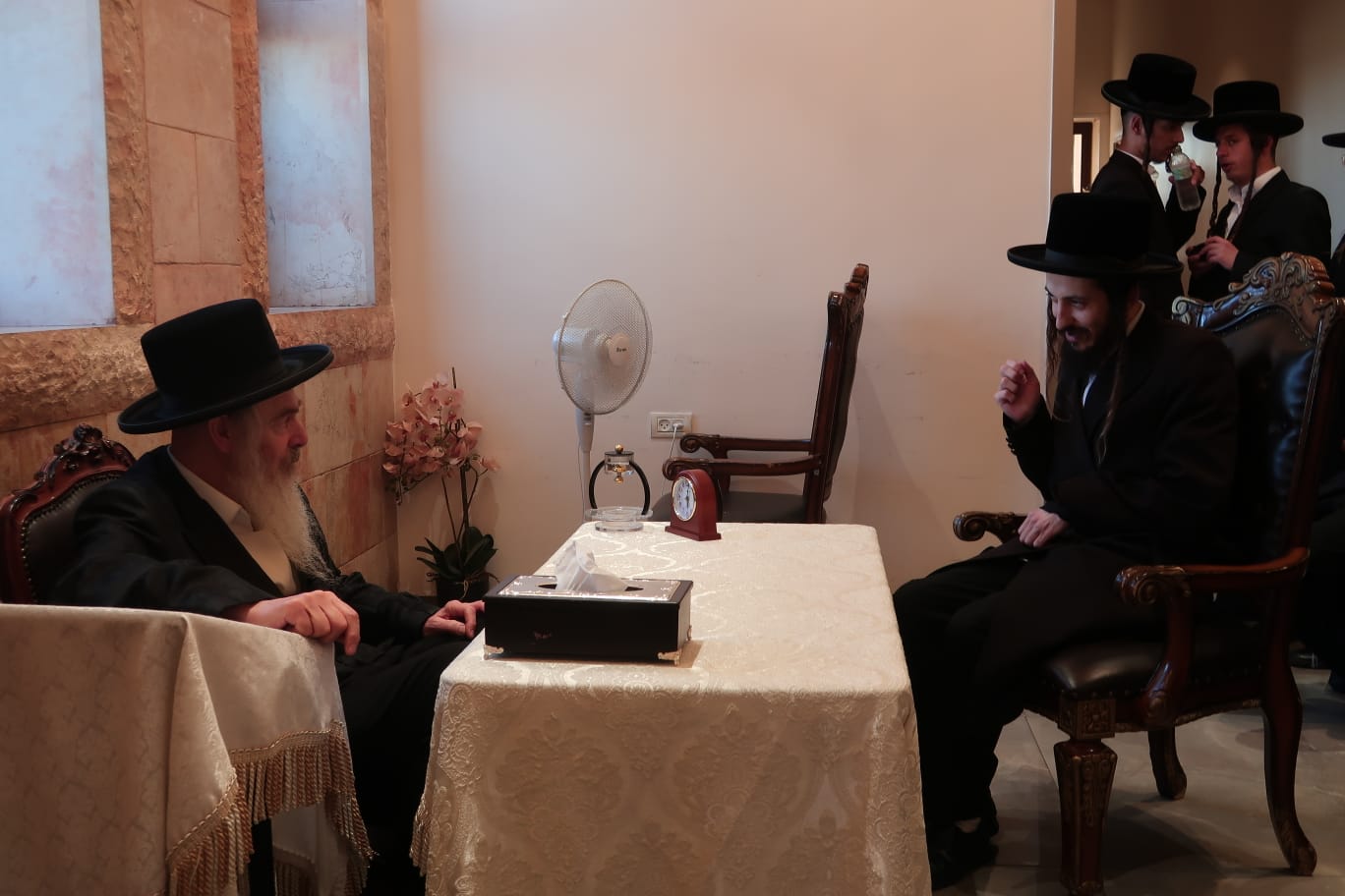 ניחום אבלים אצל האדמו"ר מהארנסטייפל
