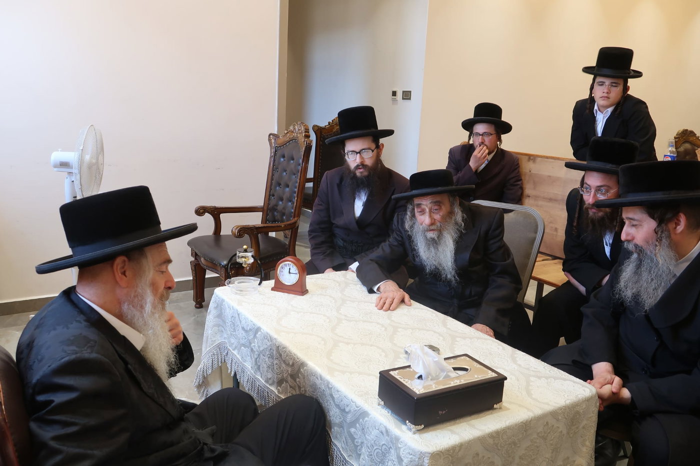 ניחום אבלים אצל האדמו"ר מהארנסטייפל