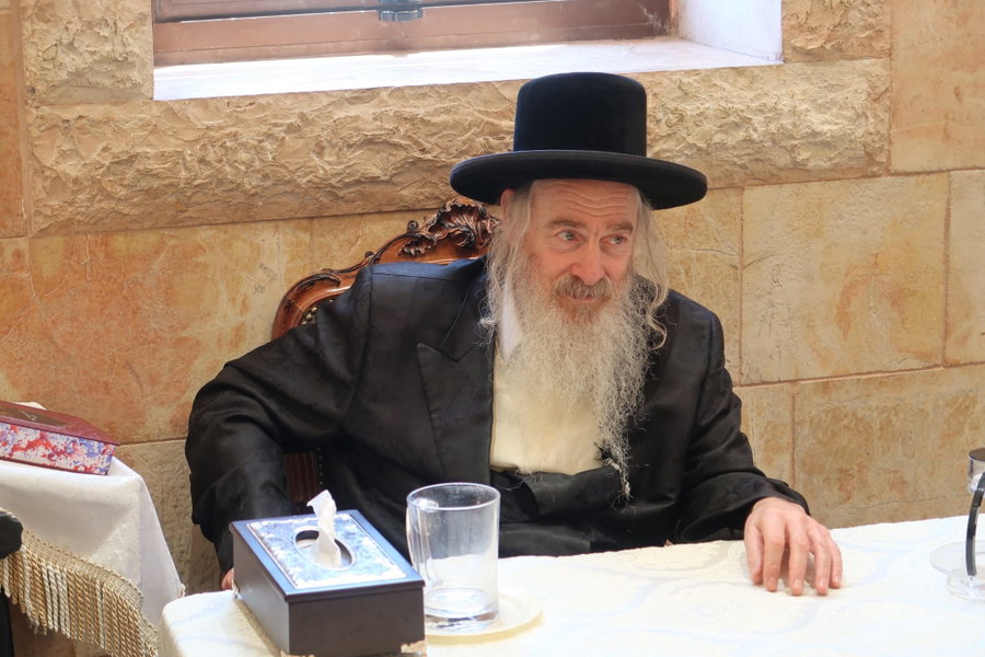 צפו; המונים נהרו לביתר לנחם את האדמו"ר שישב שבעה על פטירת אביו הרופא זצ"ל