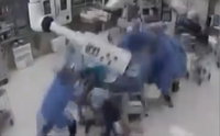 תיעוד מפחיד: רופאים נאבקו להגן על מטופל כשהחדר רעד במהלך ניתוח