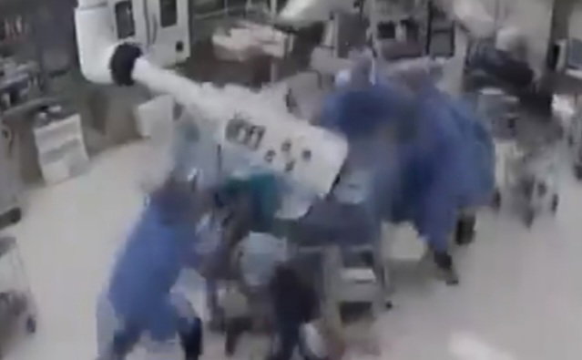 תיעוד מפחיד: רופאים נאבקו להגן על מטופל כשהחדר רעד במהלך ניתוח