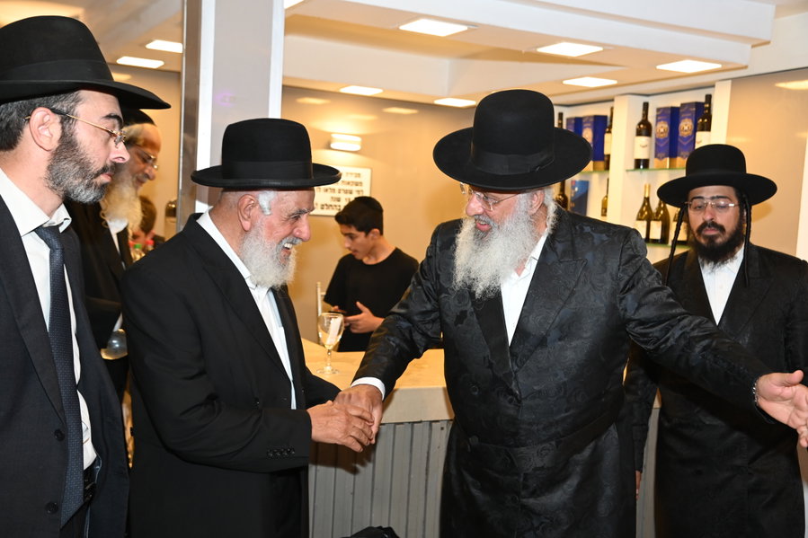 תמונות מרגשות | ראש הישיבה פצח בריקוד סוער עם החתן מברסלב שהיה לבוש בלבן