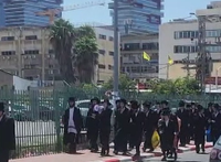 עשרות קיצוניים הפגינו נגד 'נתיבים' ועברו לתחנת המשטרה | תיעוד מבני ברק