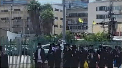 עשרות קיצוניים הפגינו נגד 'נתיבים' ועברו לתחנת המשטרה | תיעוד מבני ברק