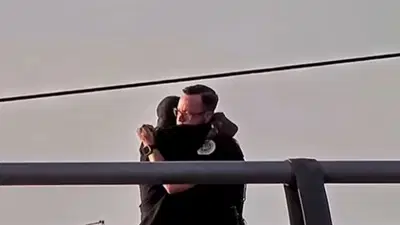 "אני אוהב אותך, אחי": שוטר הציל אדם רגע לפני שקפץ מגשר
