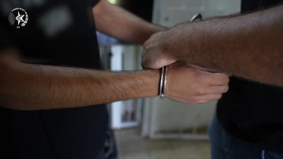 התחזו לנציגים של חברת תקשורת וגנבו אלפי שקלים מקשישה בת 92 | תיעוד המעצר