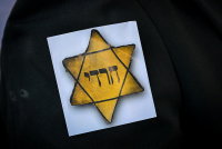 טלאי צהוב ושלטים עם תמונות קשות מהשואה | ההפגנה הסוערת במרכז הארץ