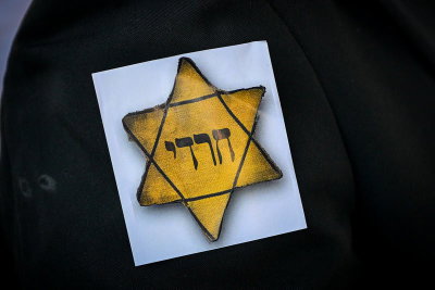 טלאי צהוב ושלטים עם תמונות קשות מהשואה | ההפגנה הסוערת במרכז הארץ
