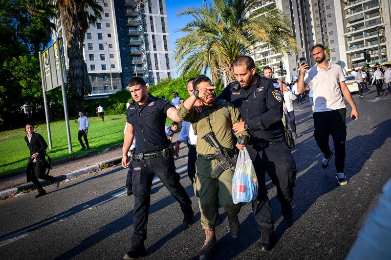 טלאי צהוב ושלטים עם תמונות קשות מהשואה | ההפגנה הסוערת במרכז הארץ