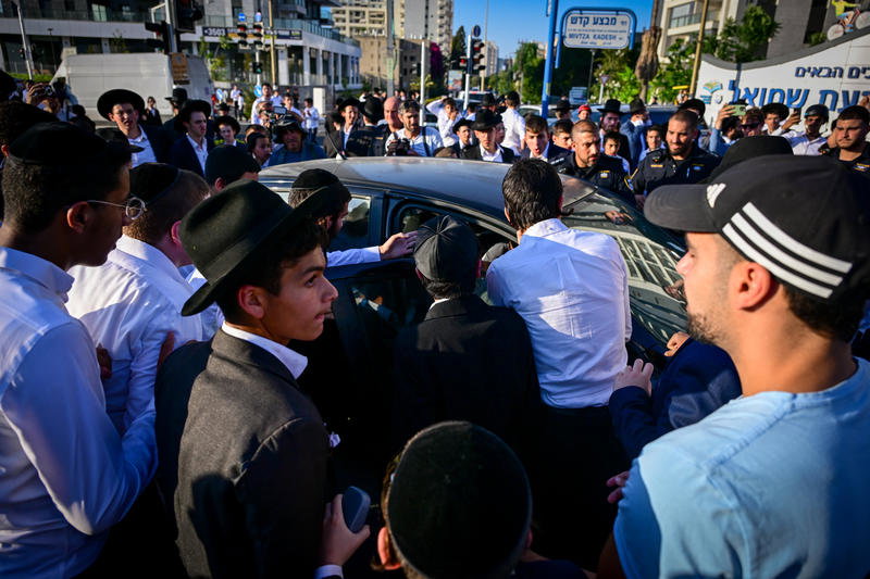 טלאי צהוב ושלטים עם תמונות קשות מהשואה | ההפגנה הסוערת במרכז הארץ