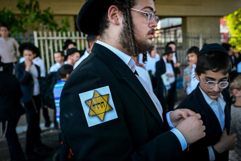 טלאי צהוב ושלטים עם תמונות קשות מהשואה | ההפגנה הסוערת במרכז הארץ