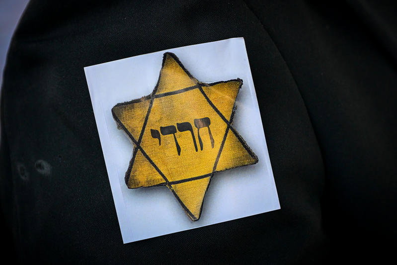 טלאי צהוב ושלטים עם תמונות קשות מהשואה | ההפגנה הסוערת במרכז הארץ