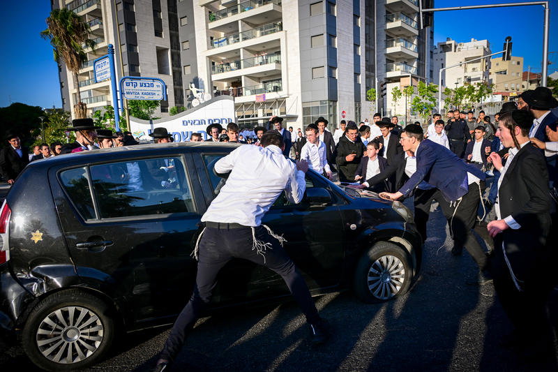 טלאי צהוב ושלטים עם תמונות קשות מהשואה | ההפגנה הסוערת במרכז הארץ