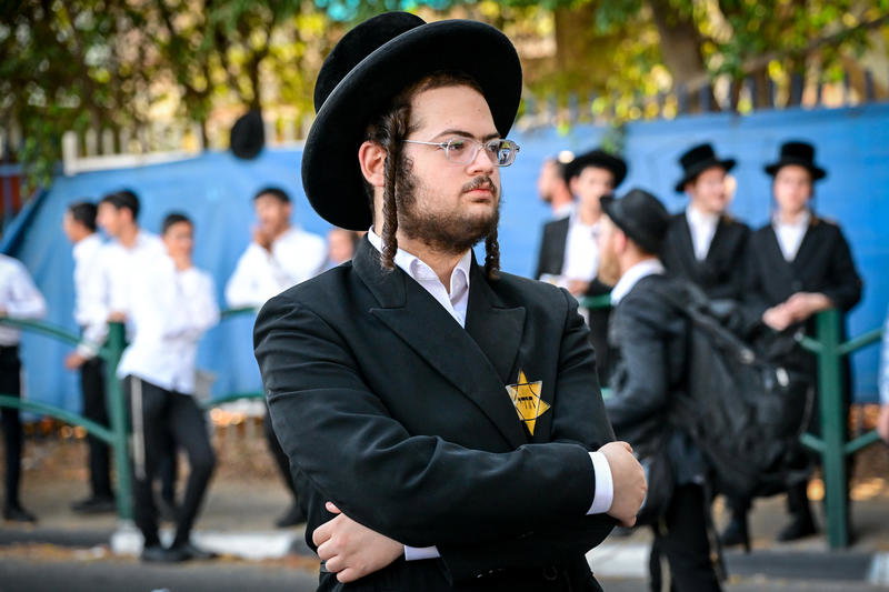 טלאי צהוב ושלטים עם תמונות קשות מהשואה | ההפגנה הסוערת במרכז הארץ