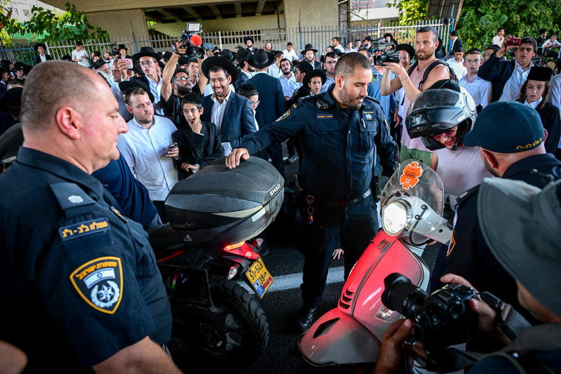 טלאי צהוב ושלטים עם תמונות קשות מהשואה | ההפגנה הסוערת במרכז הארץ