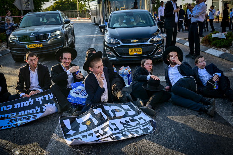 טלאי צהוב ושלטים עם תמונות קשות מהשואה | ההפגנה הסוערת במרכז הארץ