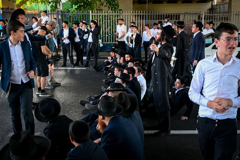 טלאי צהוב ושלטים עם תמונות קשות מהשואה | ההפגנה הסוערת במרכז הארץ
