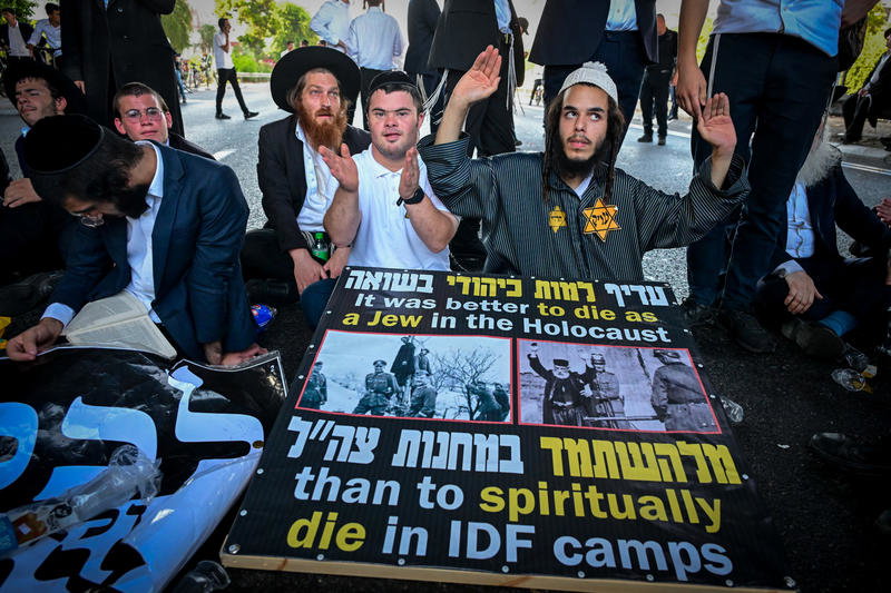 טלאי צהוב ושלטים עם תמונות קשות מהשואה | ההפגנה הסוערת במרכז הארץ