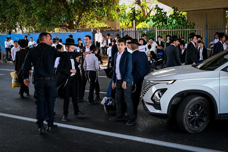טלאי צהוב ושלטים עם תמונות קשות מהשואה | ההפגנה הסוערת במרכז הארץ