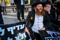 טלאי צהוב ושלטים עם תמונות קשות מהשואה | ההפגנה הסוערת במרכז הארץ