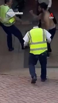תיעוד מפחיד: חמוש בסכין ורודף אחרי אישה ברחוב - כך זה הסתיים