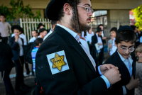 טלאי צהוב ושלטים עם תמונות קשות מהשואה | ההפגנה הסוערת במרכז הארץ