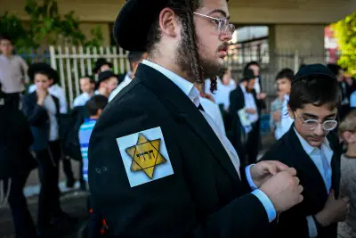 טלאי צהוב ושלטים עם תמונות קשות מהשואה | ההפגנה הסוערת במרכז הארץ