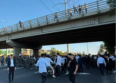 פקקי ענק במרכז הארץ; מפגינים מחזיקים טלאי צהוב ושרים על הכביש | צפו