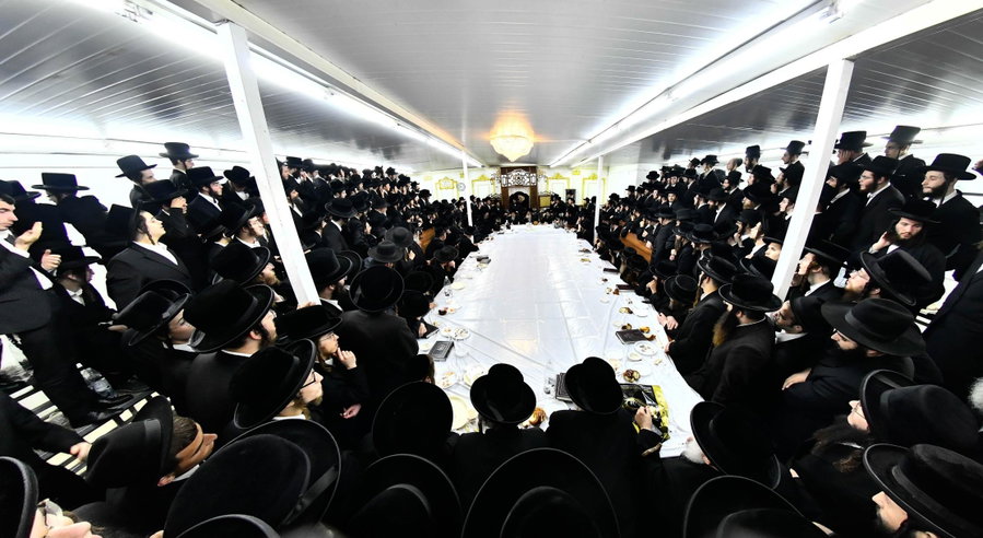 מחזה נדיר בסקולען: האדמו"רים ויתרו על כיסא הכבוד לטובת הגיס • צפו בגלריה