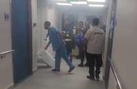 עשן בכל המבנה: שריפה פרצה בסמוך לבית החולים בנהריה | צפו