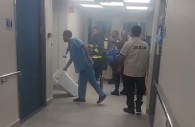 עשן בכל המבנה: שריפה פרצה בסמוך לבית החולים בנהריה | צפו