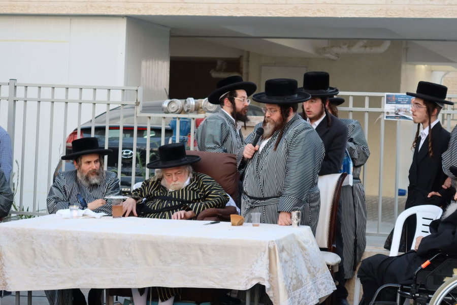 טיש ברחוב 'עיר העליון'; הביקור הנרגש של האדמו"ר בקהילתו של בנו חביבו ויקירו