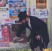 חסיד גור קרע תמונות נשים ברחוב - ומתמודד כעת עם כתב אישום | הסיפור המלא