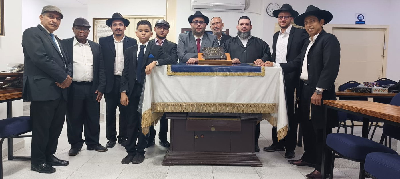 הרב פרטוש עם חלק מבני הקהילה