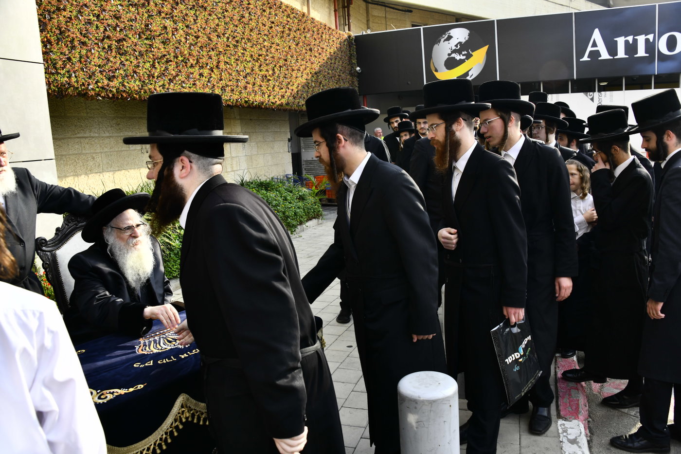 האדמו"ר מצאנז קלויזנבורג בביקור בארץ