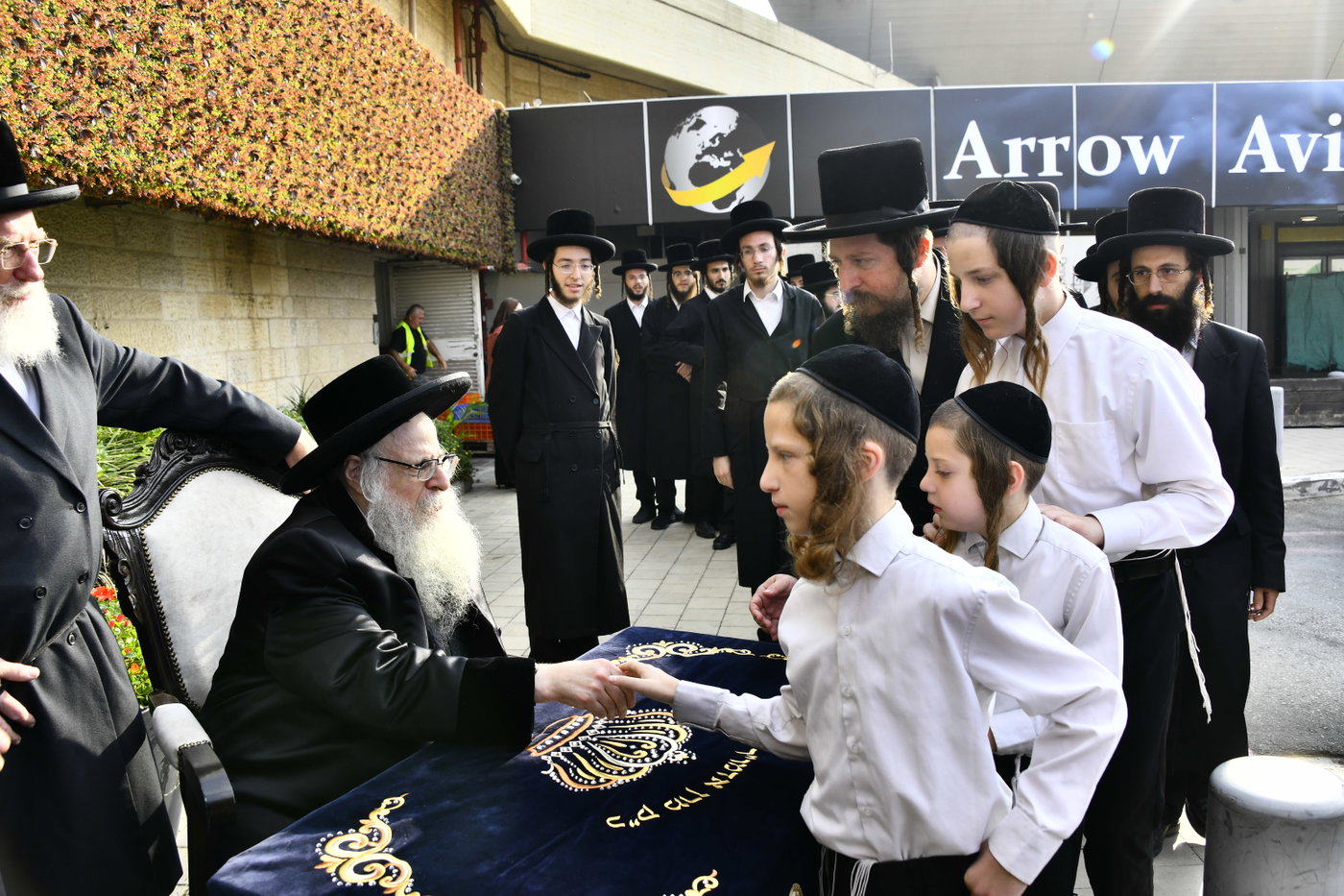 האדמו"ר מצאנז קלויזנבורג בביקור בארץ