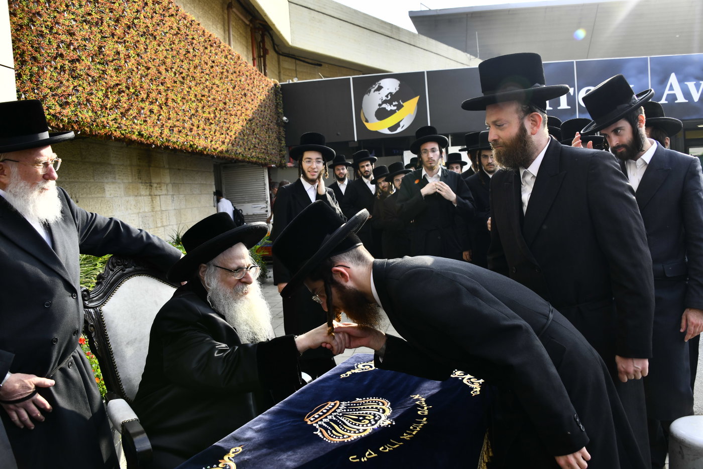 האדמו"ר מצאנז קלויזנבורג בביקור בארץ