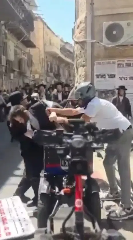 עימותים במאה שערים: חטף דגל פלסטין מצעדת נטורי קרתא - והותקף