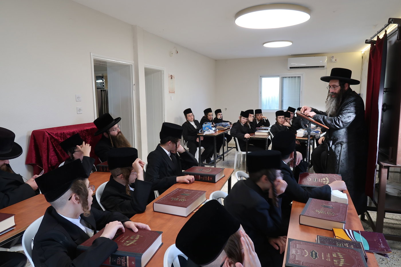 ישיבת צאנז בטבריה