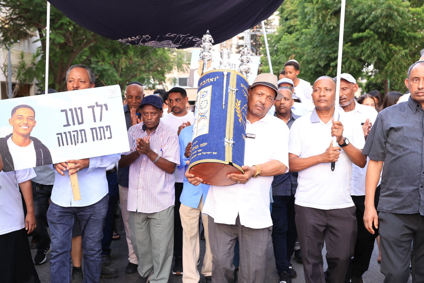 מרגש: החברים התגייסו והכניסו ספר תורה לע"נ ימנו זלקה, שנרצח בפיצרייה