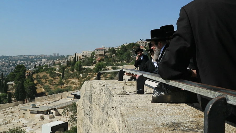 האדמו"ר מסקולען לייקווד מול מקום המקדש