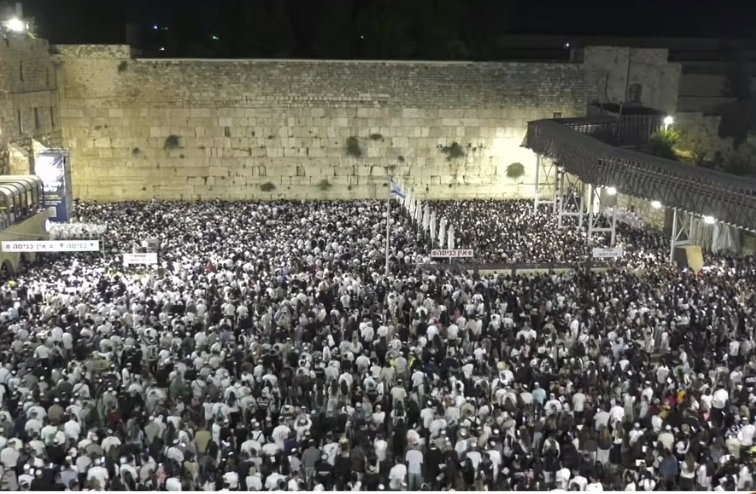 אלפים באמירת הסליחות הראשונות בכותל המערבי • שידור חוזר