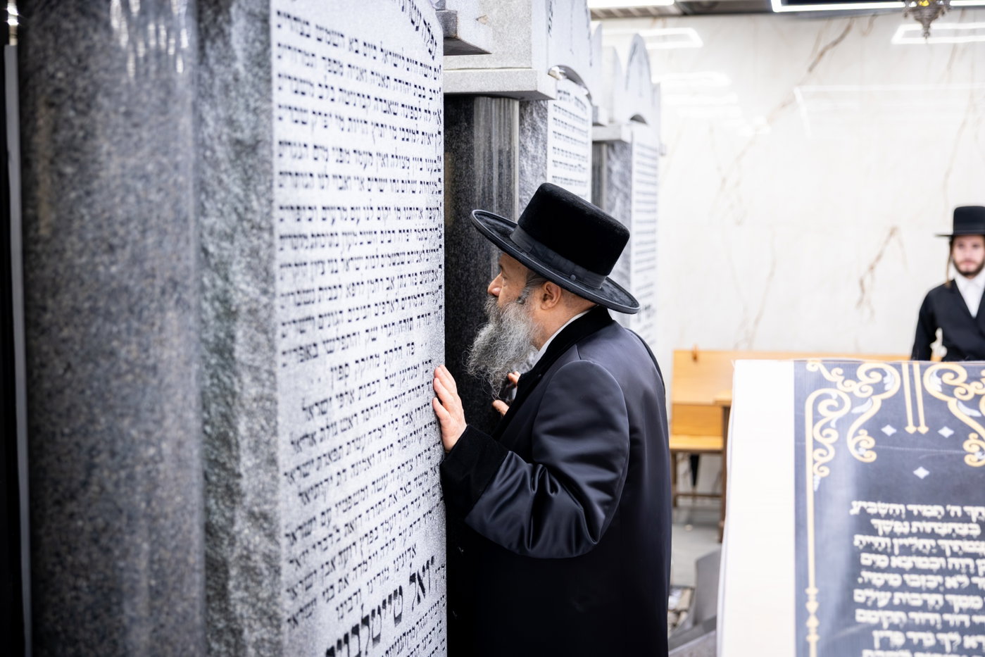 האדמו"ר מבאבוב 45 בתפילה באוהל בית סאטמר