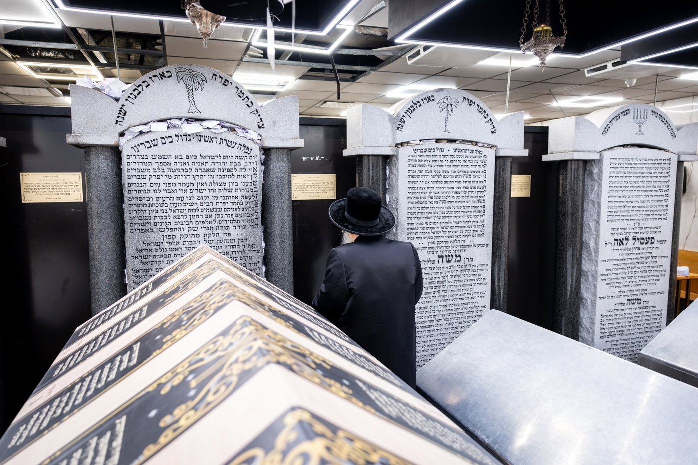 האדמו"ר מבאבוב 45 בתפילה באוהל בית סאטמר