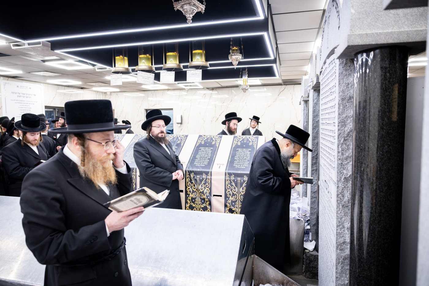האדמו"ר מבאבוב 45 בתפילה באוהל בית סאטמר